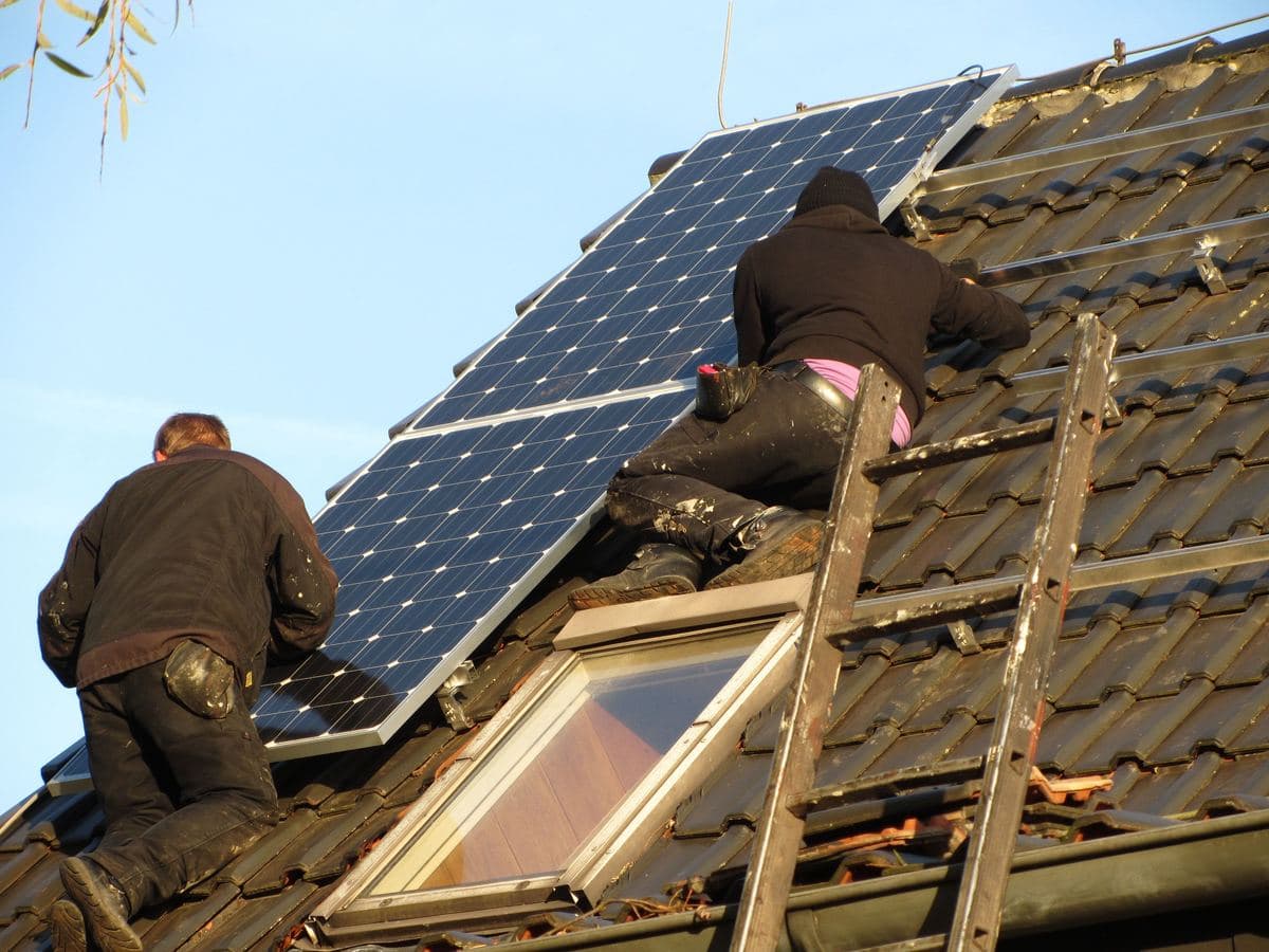 Instalación de módulos fotovoltaicos sobre la cubierta de una vivienda